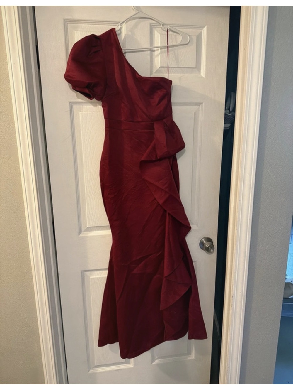 Elegant Burgundy One-Shoulder Evening Gown with Ruffle Detail - Picture 3 of 4